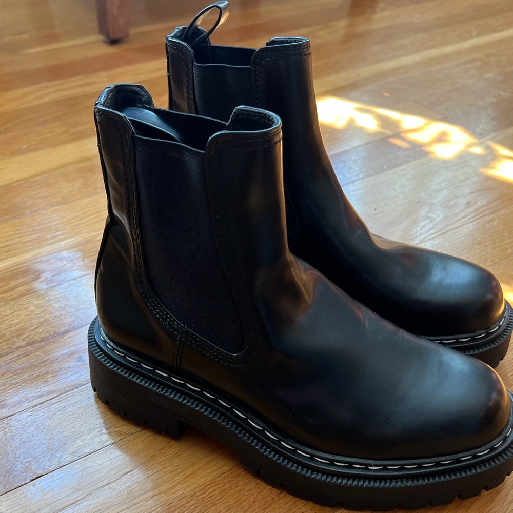 Circus by Sam Edelman Effie Lug Sole Chelsea Boot.   NWT size 7.5